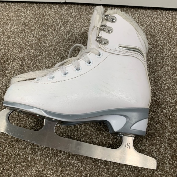JACKSON Shoes Soft Skate Jackson Girls Ice Skates Size 3 J Soft